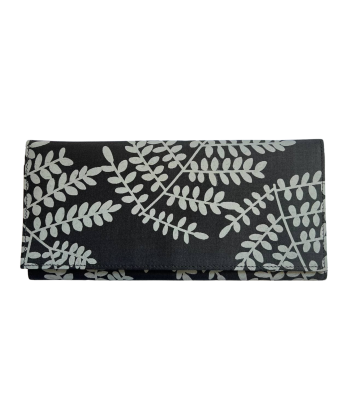 Pochette en soie cambodgienne noir aux motifs Acacia par Cambodia Art Scarf les ligaments