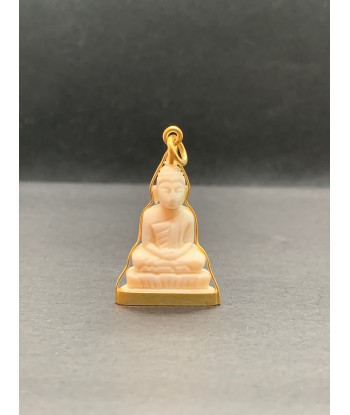 Moyen Pendentif Bouddha en posture Dhyana Mudra style Ivoire et serti en argent doré la colonne vertébrale