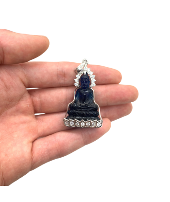 Pendentif Serti Bhumisparsha Mudrā en cristal bleu plus qu'un jeu 